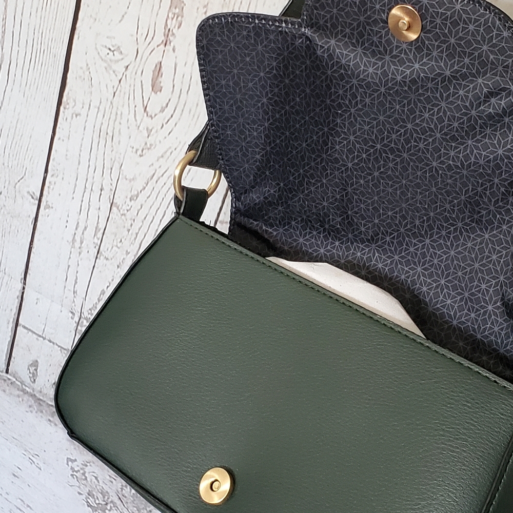 Time and Tru recycled materials vinyl snake textured shoulder bag green - Picture 7 of 16